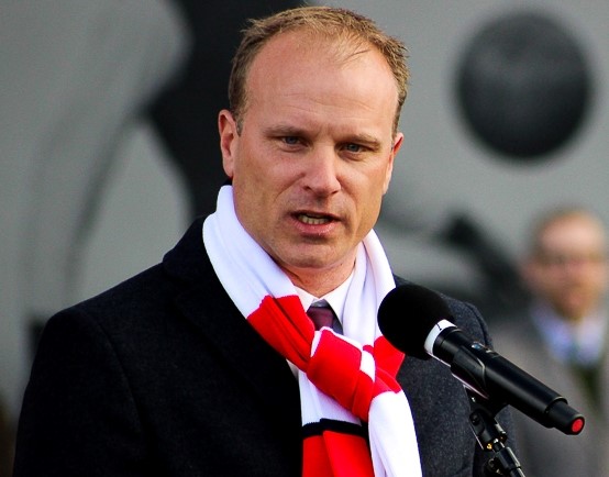 Bergkamp - By Kieran Clarke - Flickr: One Dennis Bergkamp, CC BY 2.0